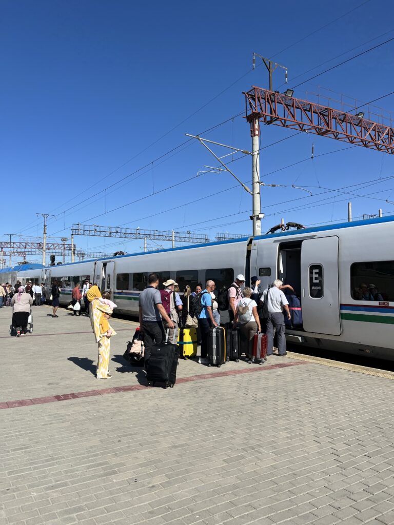 駅のホームで乗車を待つ列