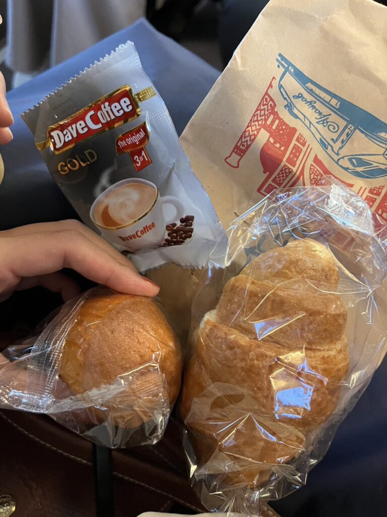 アフラシャブ号で配られるパン 袋に入ったパン