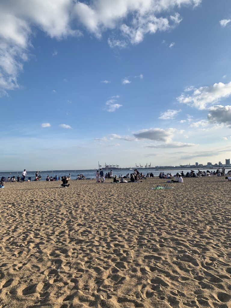 芦屋サマーカーニバル 砂浜に人が座っている