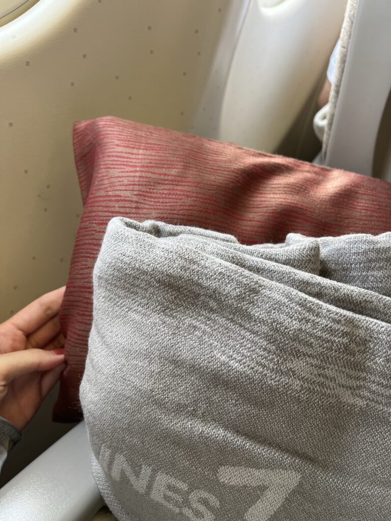 アシアナ航空の機内 アメニティ 枕と毛布