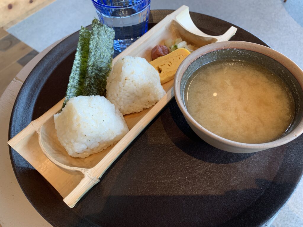 おにぎりとお味噌汁の朝食