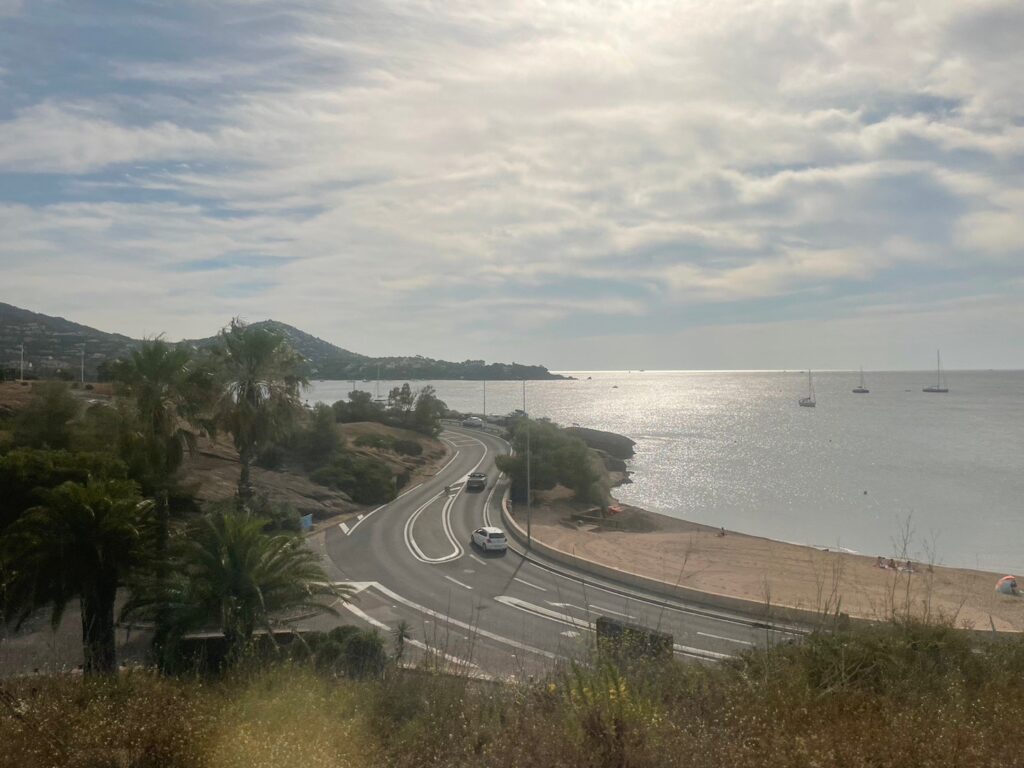 TERから見える景色 海と道路