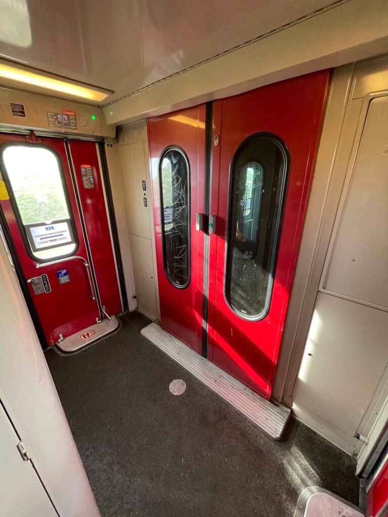 TER電車内の連結部分