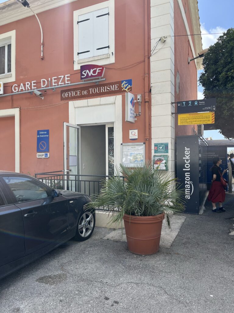 エズ駅のインフォメーション建物