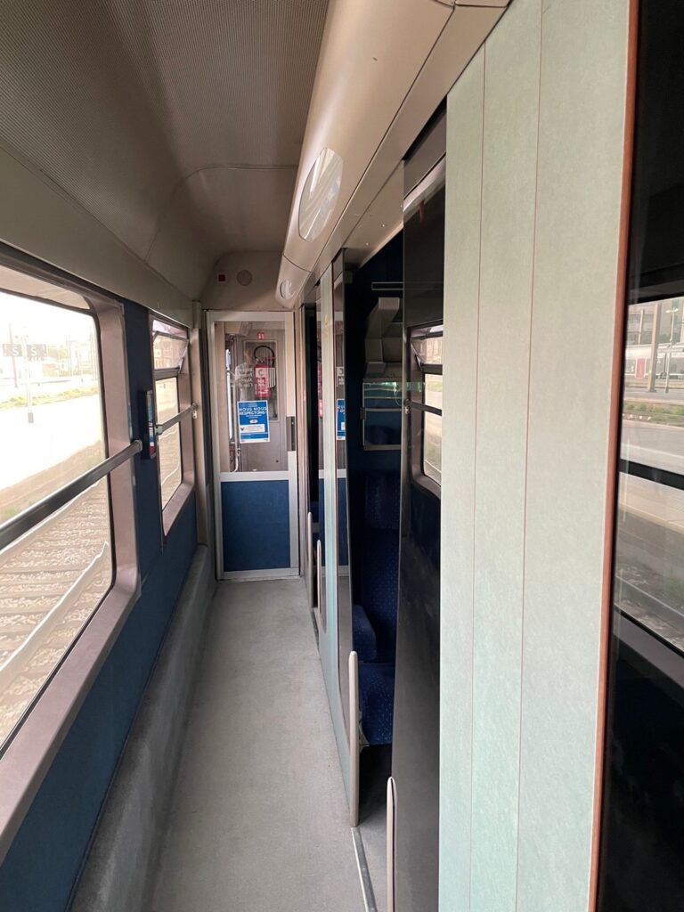 TER電車の通路