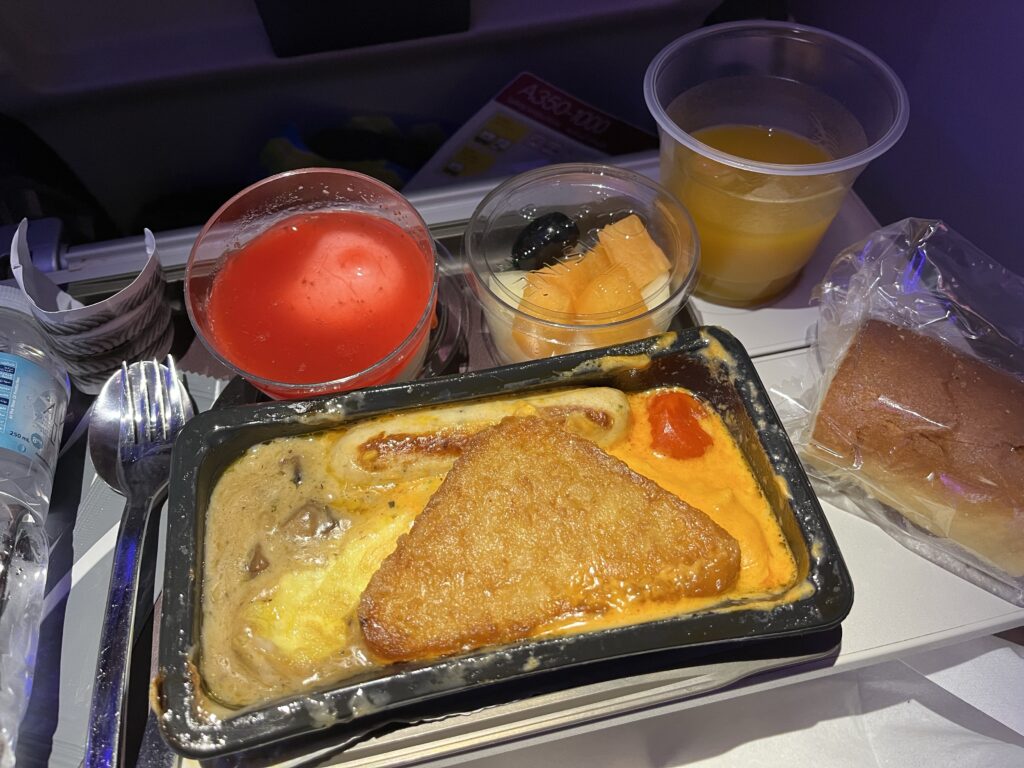 カタール航空機内食 きのこクリームのオムレツ