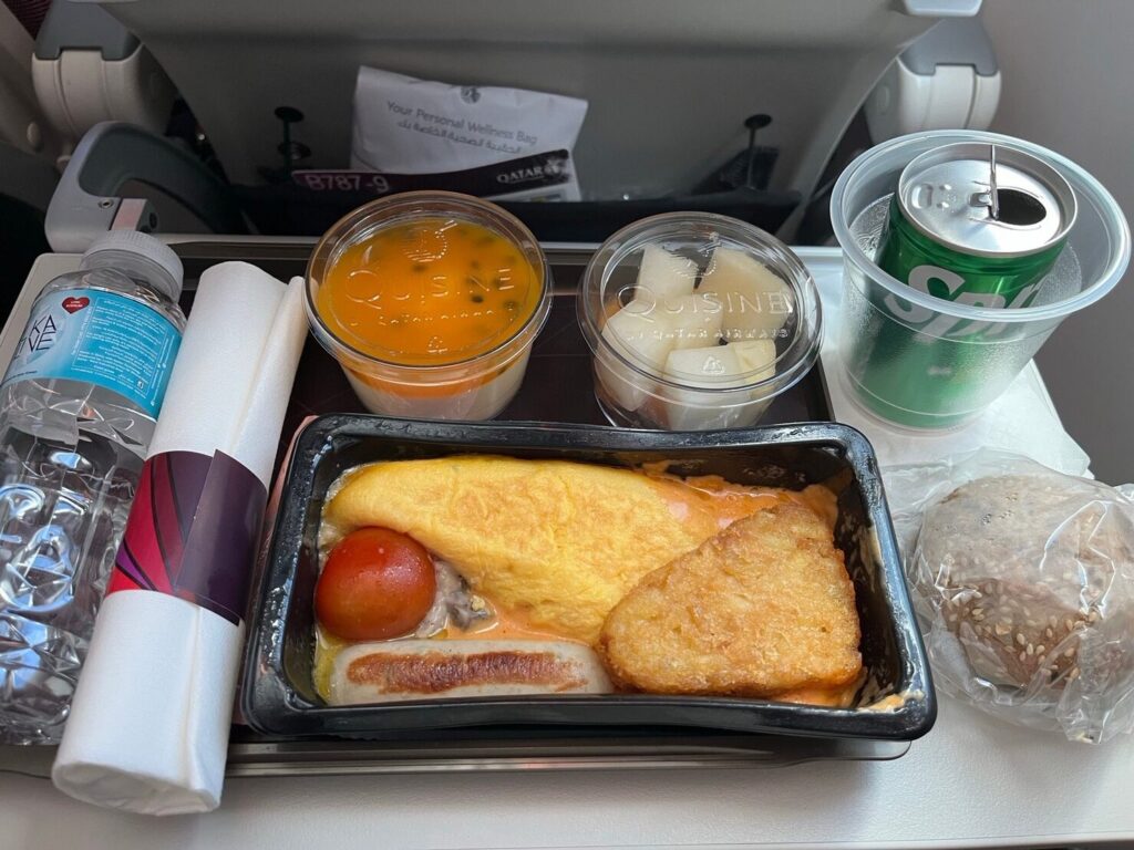 カタール航空機内食 チーズオムレツ