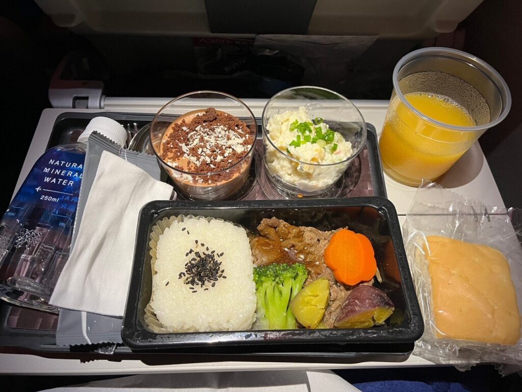 カタール航空機内食 ビーフと白米