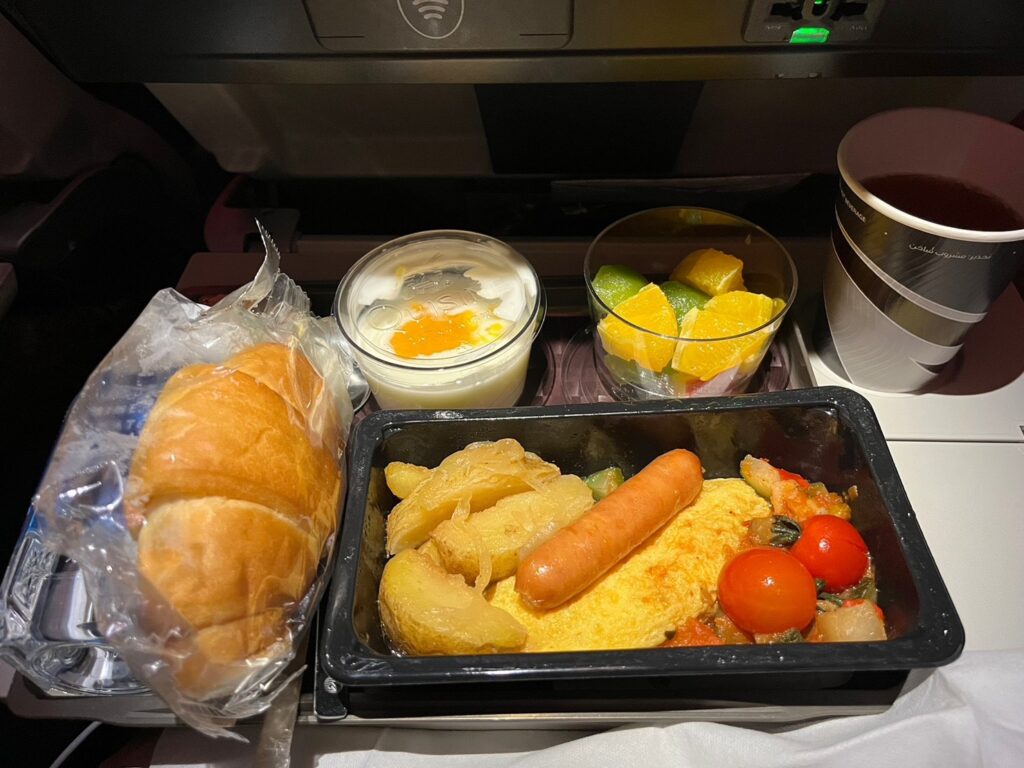 カタール航空機内食 オムレツ