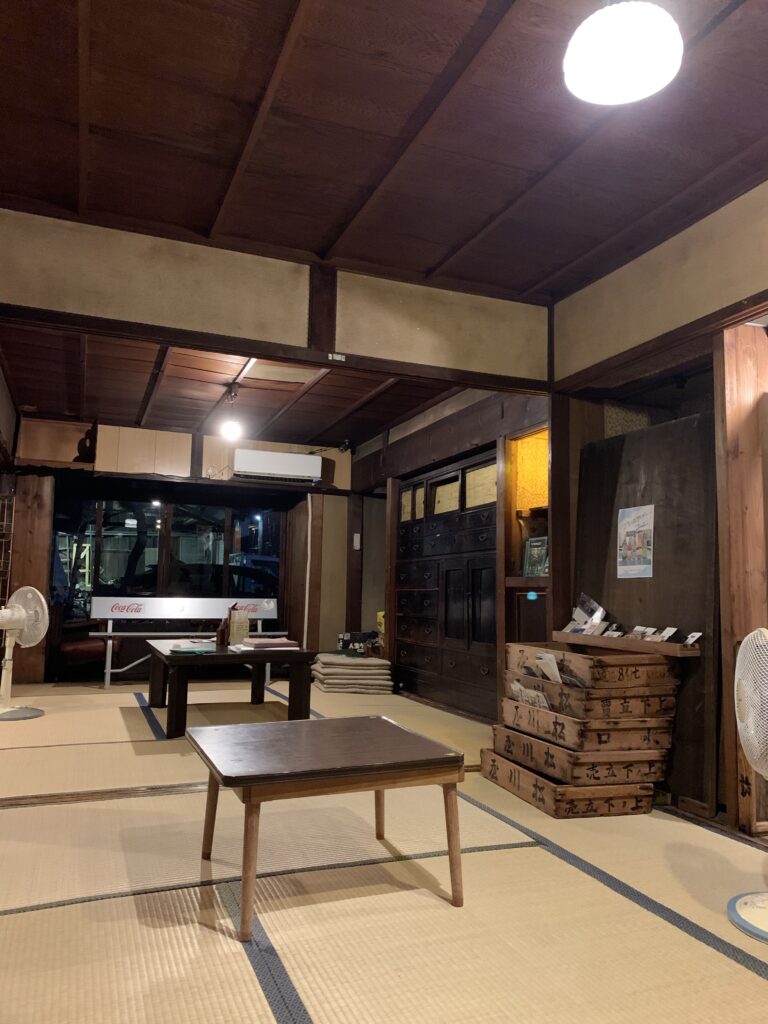 源湯　畳の休憩所